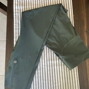 Lululemon High Rise Base Pace 23” size 6. Great condition! No pilling.